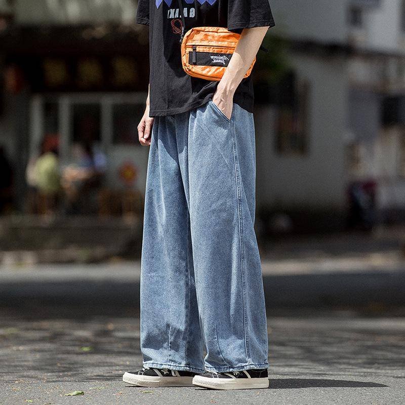 Loose fit mens jeans in trendy style